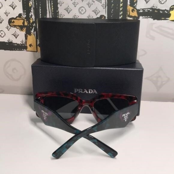 New Authentic Prada Red and Black Women's Sunglasses PR15Y - Picture 3 of 12